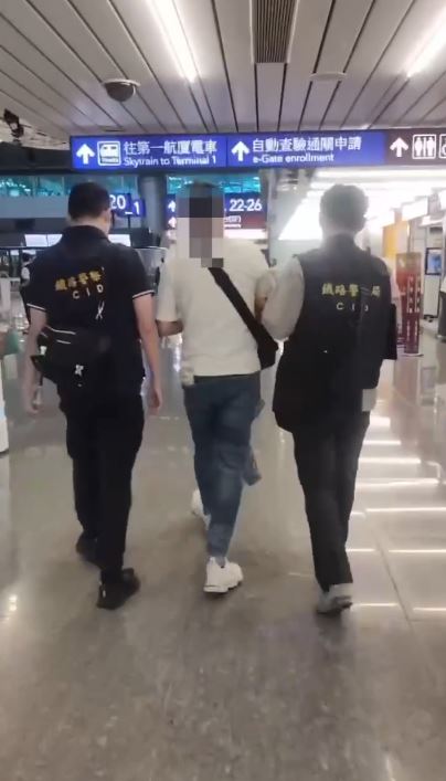 假投資詐騙集團首腦張姓嫌犯，準備出境逃跑時遭警方逮捕。(圖／翻攝畫面)