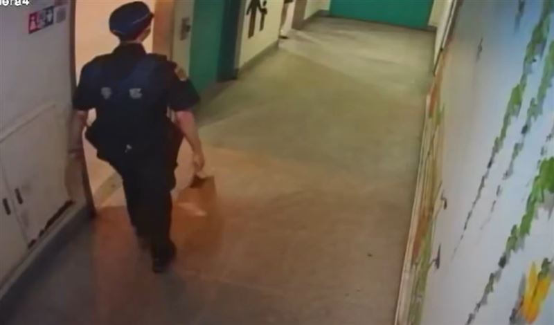 有民眾在員林車站的男廁，拾獲一個紙袋內裝有百萬現金，立即報警。(圖／翻攝畫面)