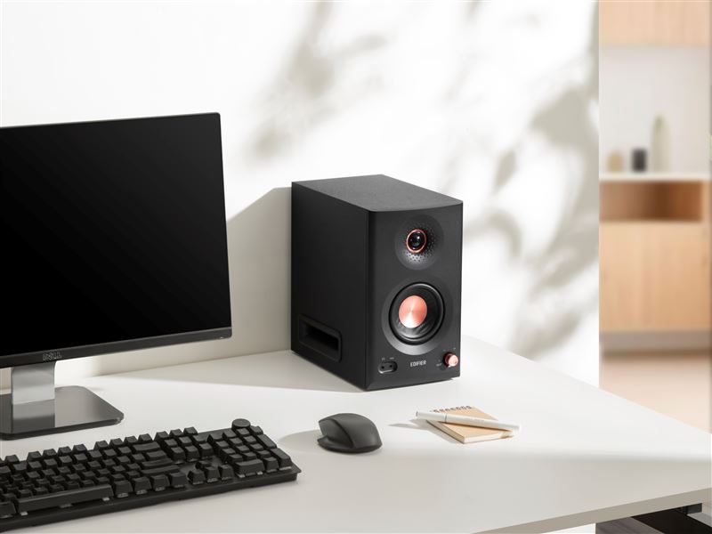 EDIFIER MR5提供簡約的黑、白兩色選項，建議售價新台幣6,790元