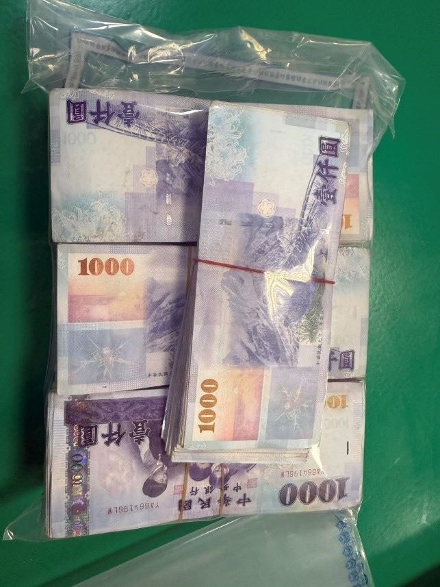 取款車手將近百萬現鈔放在員林火車站男廁，還沒等到另一名車手來取款，就被熱心民眾拾獲。(圖／翻攝畫面)