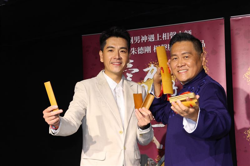 王傳一（左）與朱德剛（右）首度合作相聲脫口秀《壹加一剛好比三小》。（圖／記者鄭孟晃攝影）