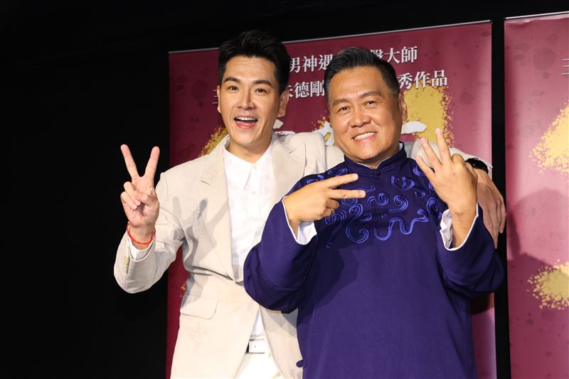 王傳一（左）與朱德剛（右）有著好交情。（圖／記者鄭孟晃攝影）