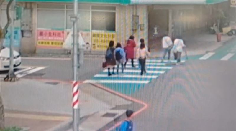 7名婦人違反《道路交通管理處罰條例》，可罰500元。（圖／翻攝自《爆料公社》）