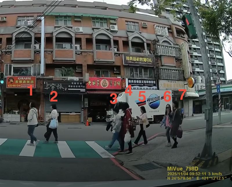 7名婦人闖紅燈，駕駛不滿抱怨「有沒有在看紅綠燈」。（圖／翻攝自《爆料公社》）