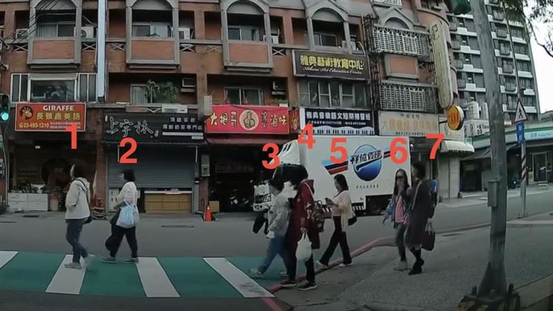 7婦人聊天「闖紅燈」過馬路　超扯畫面曝