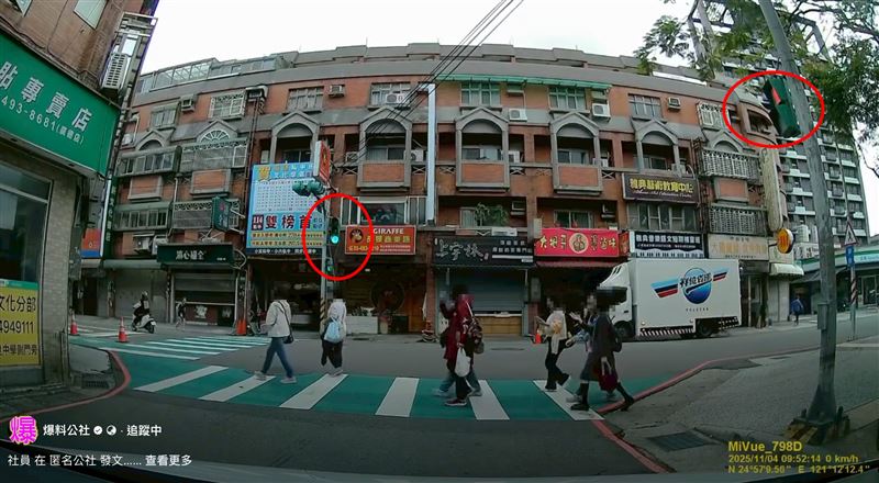 7名婦人紅燈穿越馬路，一邊走一邊聊天惹議。（圖／翻攝自《爆料公社》）