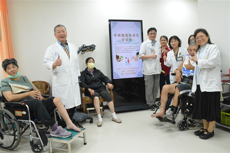 中醫科莊義明、神經內科胡智銘、復健科吳欣宜醫師分享案例,並為病人進步的成效而開心。(圖/台東馬偕醫院提供)