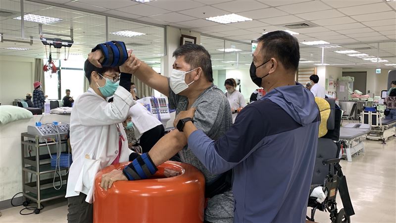 台東馬偕醫院推動中西醫整合復能治療,中風與失智患者透過針灸、復健及高壓氧治療,行動與語言能力明顯改善。(圖/台東馬偕醫院提供)