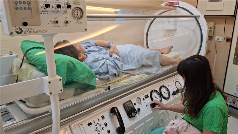 劉姓女子努力不間斷的針灸、高壓氧及復健,從原本不會說話,到現在已可完整唱出一首歌。(圖/台東馬偕醫院提供)