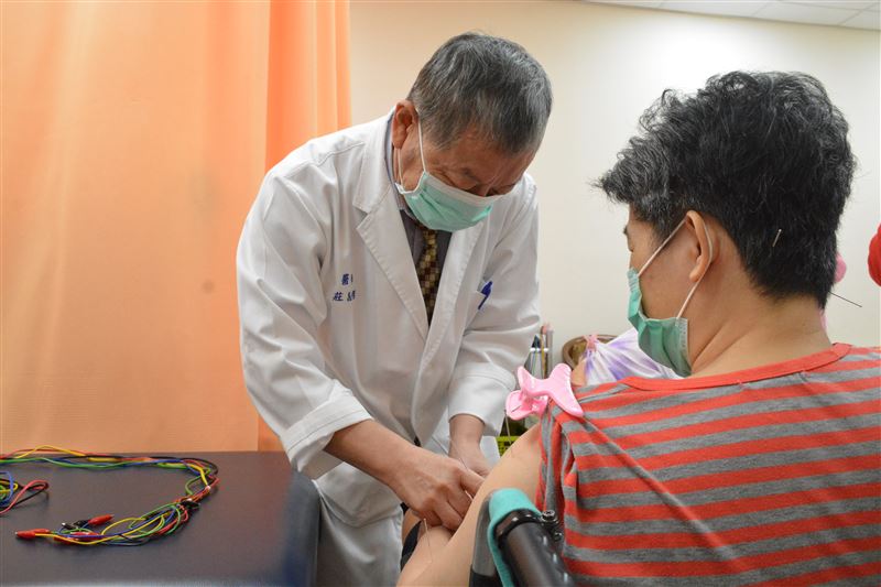 中醫科莊義明表示,藉由中西醫全方位的醫療,讓這群原本對人生失去希望的病人,重新拾回往日的光彩。(圖/台東馬偕醫院提供)