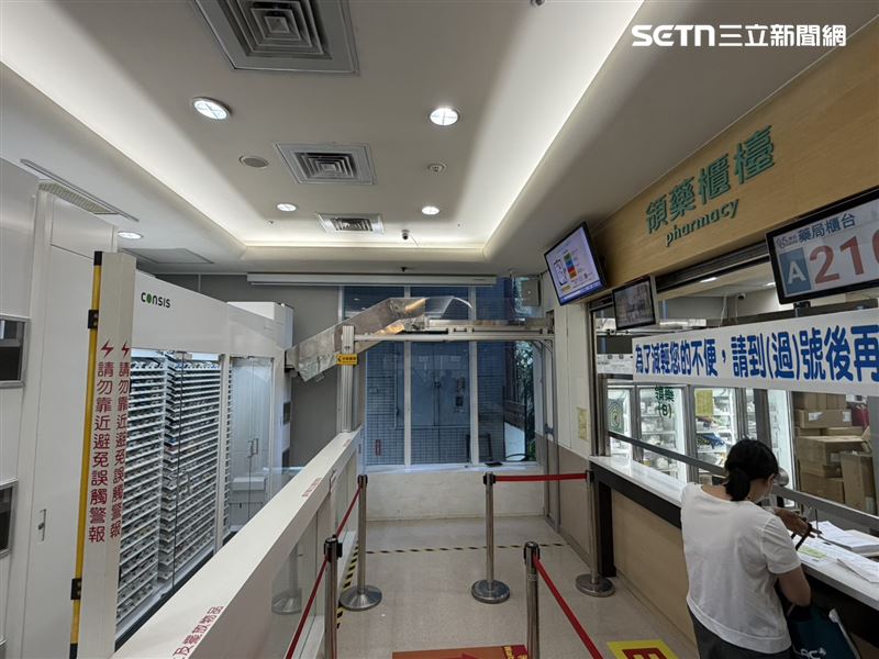 台大醫院北護分院今年斥資800多萬，引進「全自動盒裝藥發藥機」（圖左）。（圖／記者簡浩正攝影）