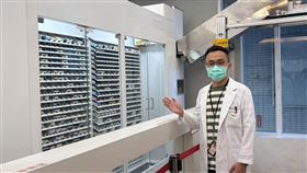 台大醫院北護分院今年斥資800多萬，引進「全自動盒裝藥發藥機」，讓調劑作業全面升級。（圖／記者簡浩正攝影）

