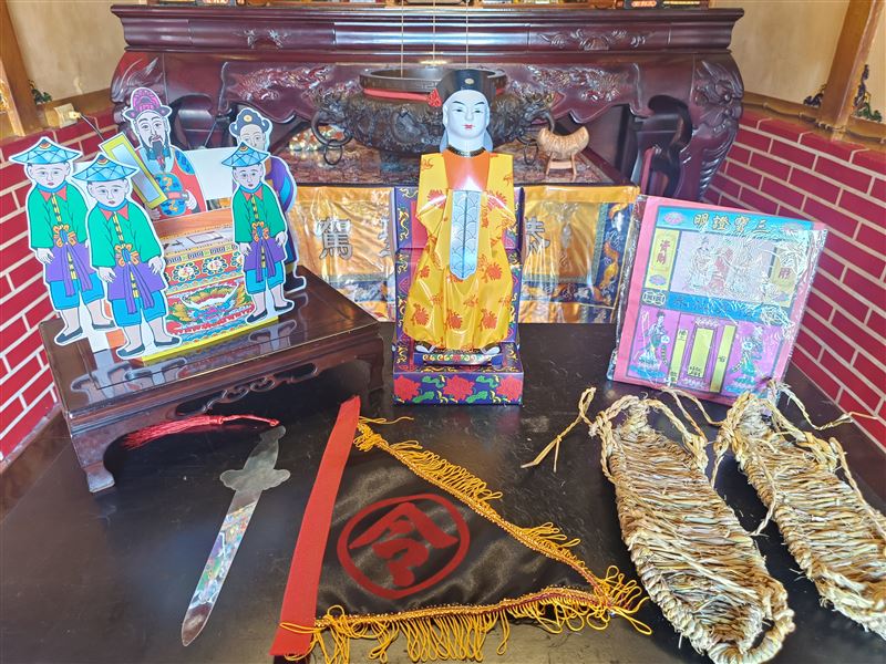 殺于朦朧兇手難逃了！城隍爺出手，特製紙人、草鞋、黑令旗住于朦朧魂魄抓邪惡之人。（圖／《嘉邑二隍殿 安溪二城隍爺》乩身林侑均提供）