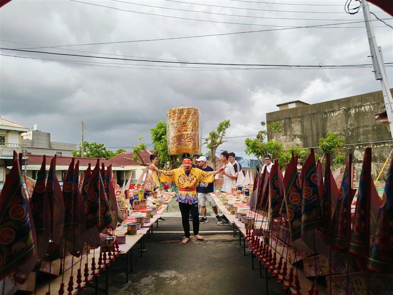 殺于朦朧兇手難逃了！城隍爺出手，特製紙人、草鞋、黑令旗住于朦朧魂魄抓邪惡之人。（圖／翻攝自《嘉邑二隍殿 安溪二城隍爺》臉書）