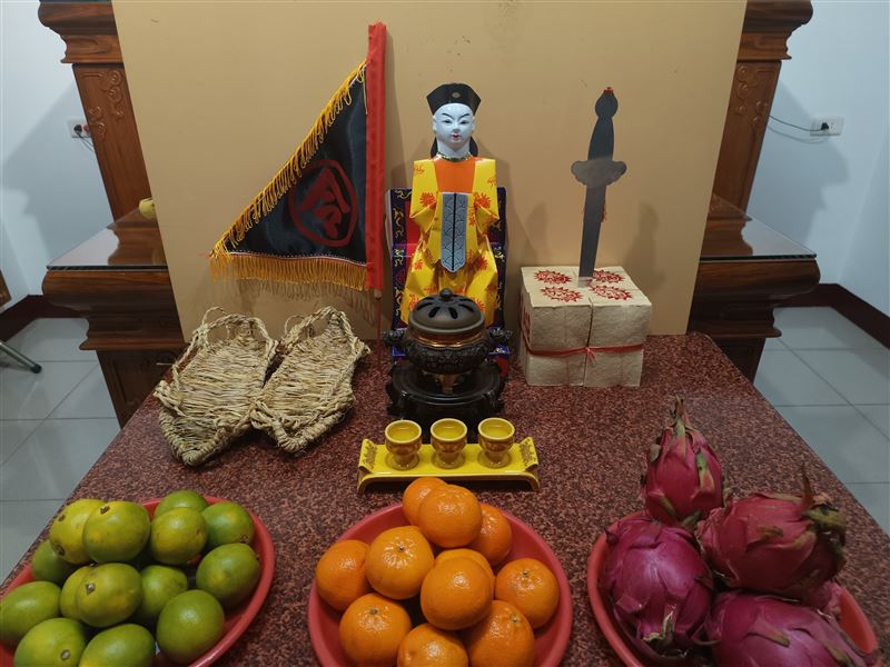 殺于朦朧兇手難逃了！城隍爺出手，特製紙人、草鞋、黑令旗住于朦朧魂魄抓邪惡之人。（圖／《嘉邑二隍殿 安溪二城隍爺》乩身林侑均提供）