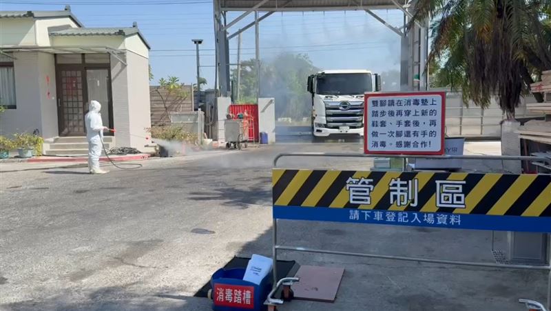 台南市學甲地區的養豬場出豬情況。（圖／農業部提供）