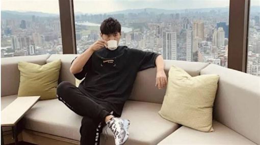 周杰倫豪宅出事不只一次！黑粉闖屋自拍