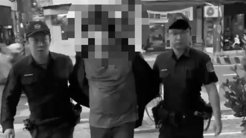 陳姓男子疑因家產問題，憤而持刀砍死親姊，被逮時滿身都是血跡。（圖／翻攝畫面）