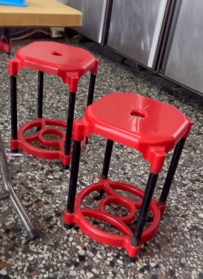 小吃店雙層椅隱藏功用曝光。（圖／翻攝自Threads @luzonglun）