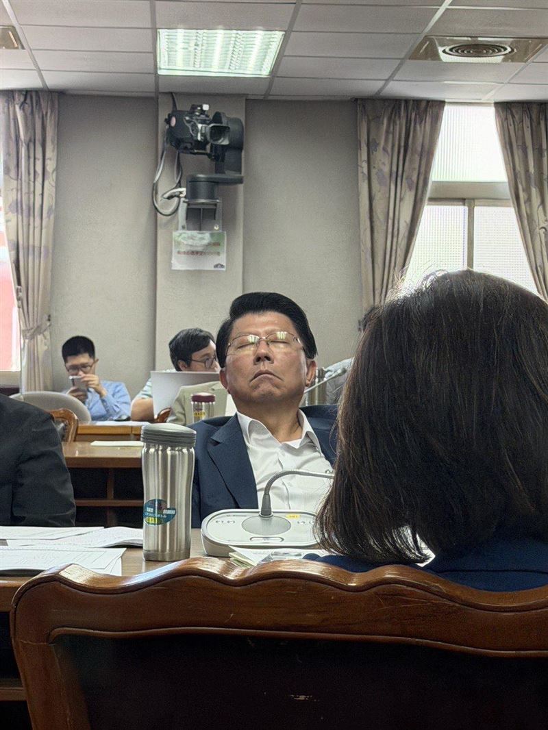 國民黨立委謝龍介在反年改法案會議中睡得香甜。（圖／翻攝自周軒臉書）