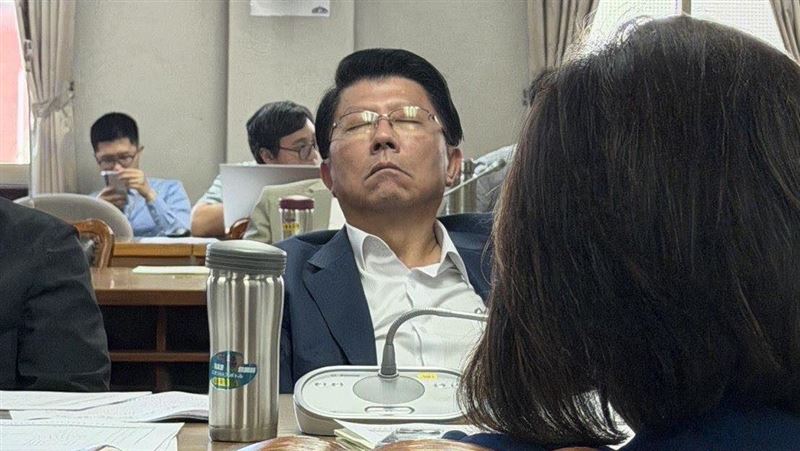 反年改會謝龍介公然睡翻！周軒一句話酸爆