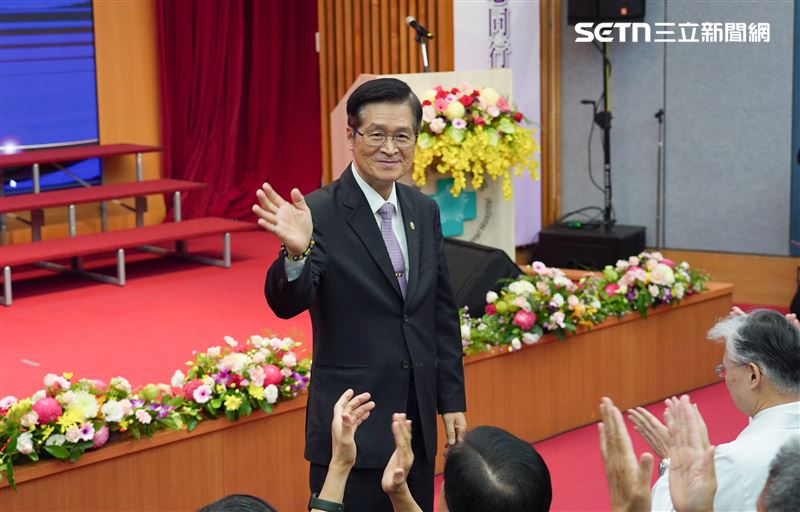 國軍退除役官兵輔導委員會主委嚴德發親自主持所屬中區醫療及安養機構114年優良醫師表揚大會。(圖/翻攝畫面)