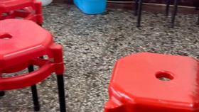 小吃店雙層椅隱藏功用曝光。（圖／翻攝自Threads @luzonglun）