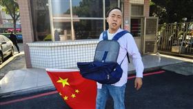 中國男持五星旗至金門縣府前撒統一傳單中國籍盧姓男子6日手持1面是中華民國國旗，另1面為五星旗的旗幟到金門縣政府大門口，拋撒寫有「統一台灣」等文字的傳單，離去時遭縣府人員攔下，盧男表示，可以去找警察，最多就是被罰錢。（民眾提供）中央社記者吳玟嶸傳真　114年11月6日
