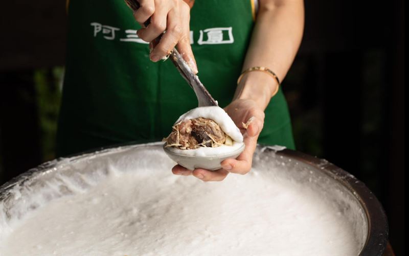 彰化阿三肉圓的肉餡使用切丁豬後腿肉，必須用溫體肉手切，官網宣布8日恢復供應。(圖／翻攝自阿三肉圓官網)