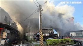 新北市柑園街一段工廠發生火警，鄰近國小疏散500多名師生。（圖／翻攝畫面）