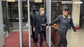 ▲天剛資訊董事長張申曄（後），和父親一同被移送台北地檢署複訊。（圖／記者楊佩琪攝）