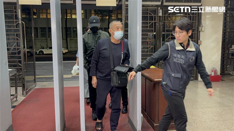 天剛資訊董事長張申曄（後）被以300萬元交保。（圖／記者楊佩琪攝）