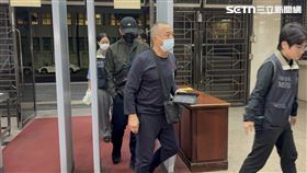 ▲天剛資訊董事長張申曄（後），和父親一同被移送台北地檢署複訊。（圖／記者楊佩琪攝）