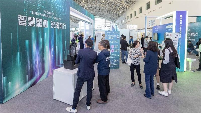 臺灣最讚中小企業專區規劃AI能源與環境、AI智慧供應鏈、AI智慧農食、AI永續消費四大展區，匯集15家示範業者串聯從生產到消費的淨零路徑以及數位轉型成果。（圖／翻攝畫面）