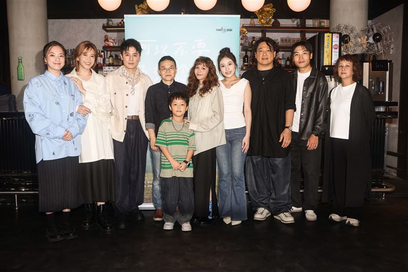 （左起）高伊玲、廖苡喬、邱志宇、導演周鈺玫、演員黃姵嘉、陳亮彤、東明相、陳俊嘉、製作人王珍，（前排）小演員陳垚安出席《可以不要再想念我了》宣傳活動。（圖／公視提供）