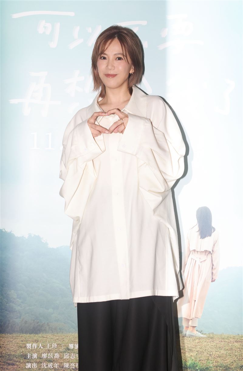 廖苡喬劇中飾演滯留在靈魂中繼站的已逝者憶潔，現實生活中她不久前才痛失外公。（圖／公視提供）