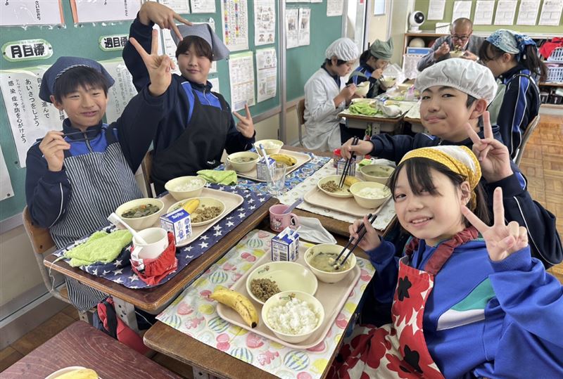 台灣香蕉飄香笠間市岩間第一小學。（圖／農業部提供）