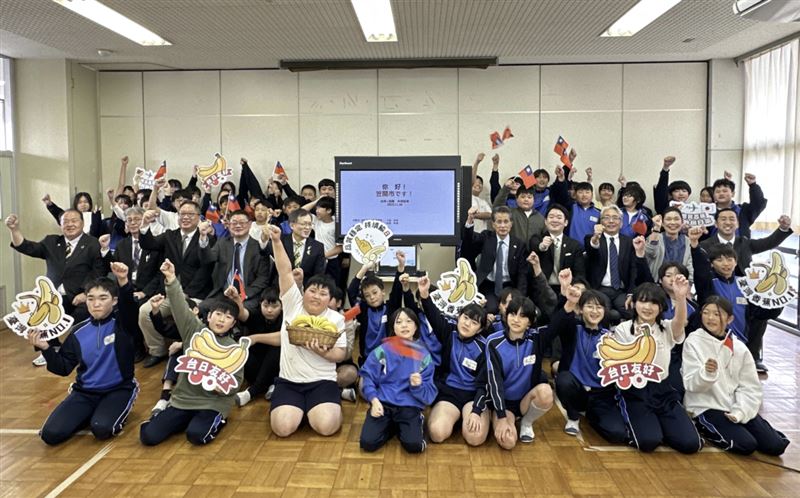 日本校園營養午餐供應台灣水果，台灣香蕉飄香笠間市岩間第一小學。（圖／農業部提供）
