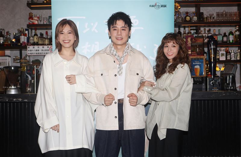 （左起）廖苡喬、邱志宇、黃姵嘉劇中有微妙情感關係。（圖／公視提供）