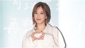 廖苡喬劇中飾演滯留在靈魂中繼站的已逝者憶潔，現實生活中她不久前才痛失外公。（圖／公視提供）