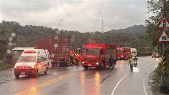 新／彎道濕滑奪命！騎士遭貨櫃車輾壓慘死