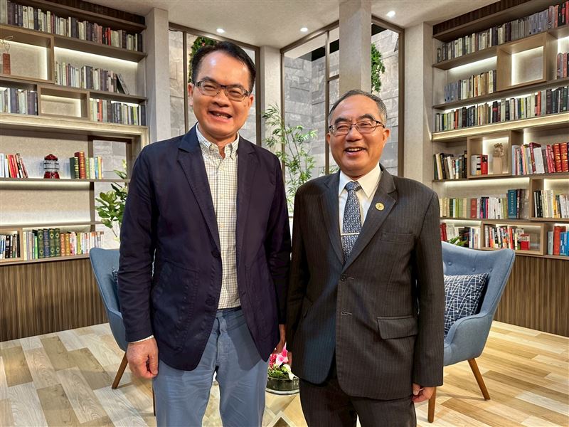 臺灣大學校長陳文章接受主持人鄭弘儀的訪問，分享其曲折又豐富的人生歷程。（圖／話時代人物）