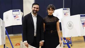曼達尼的勝選也讓妻子杜瓦吉，成為首位Z世代紐約第一夫人，兩人共同的左翼政治理念掀起熱議。（圖／翻攝自X平台 @rxmahaha）