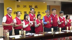 農業部長陳駿季拿清零茶與小豬造型流沙包，感謝各界配合與團結。（圖／翻攝畫面）