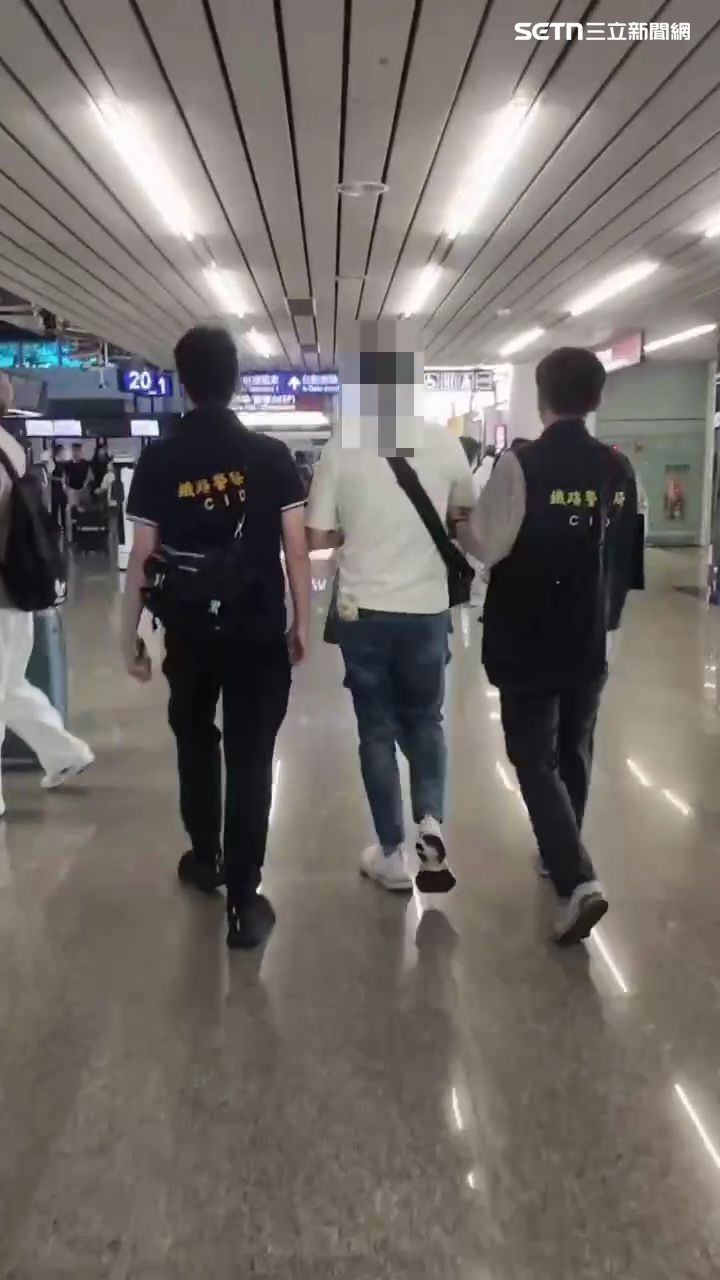 鐵警在桃園機場逮捕張姓主嫌。（圖／翻攝畫面）