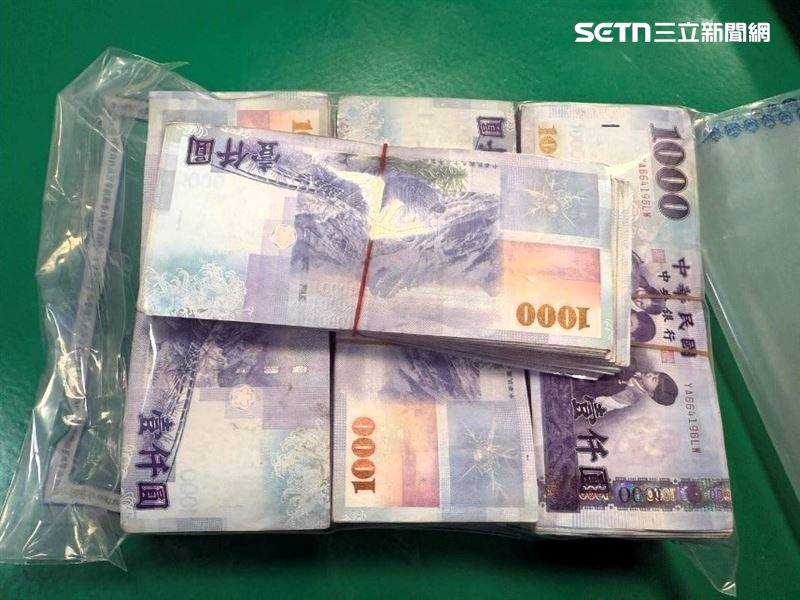鐵警查扣的贓款96.6萬元。（圖／翻攝畫面）