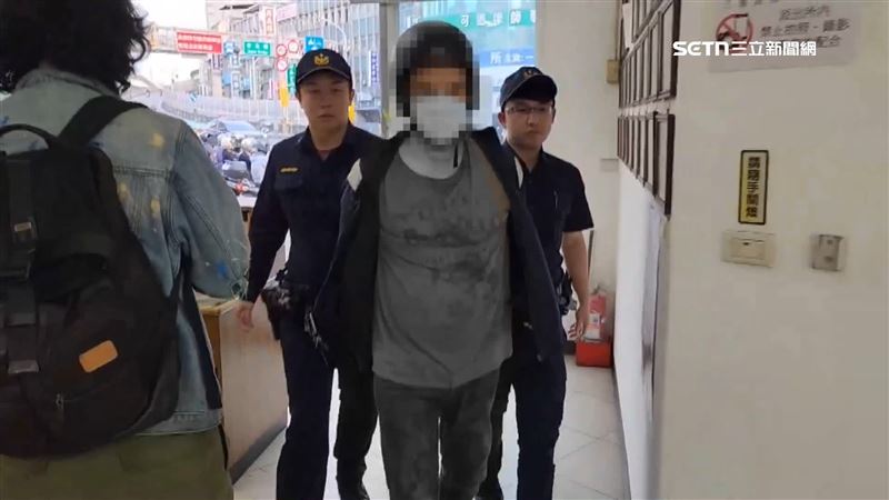 60歲陳姓男子（左3）疑因家產分配問題，持菜刀朝姊妹揮砍