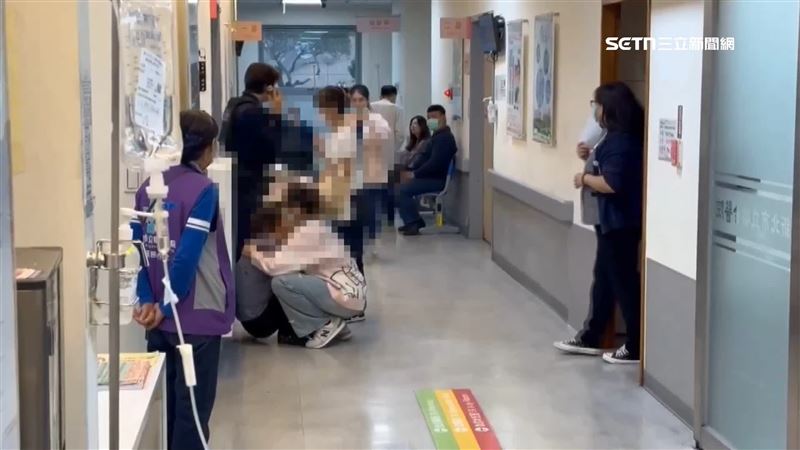 家屬在醫院地上崩潰大哭