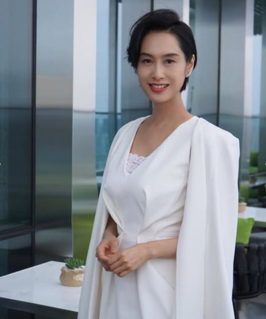 朱茵年過半百，卻仍保有當年讓人怦然心動的氣質。（圖／翻攝自微博）