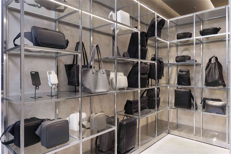 包袋與配件以結構化方式陳列，展現秩序美與現代工藝精神。（圖／品牌業者提供）